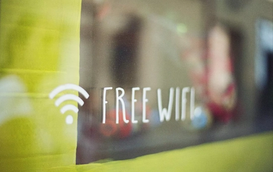 Un cartel anuncia wifi gratuito / UNSPLASH Un cartel anuncia wifi gratuito / UNSPLASH