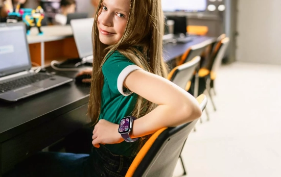 Una niña con el smartwatch de la firma / CEDIDA