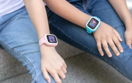 Dos niños con relojes de la marca / SAVE FAMILY
