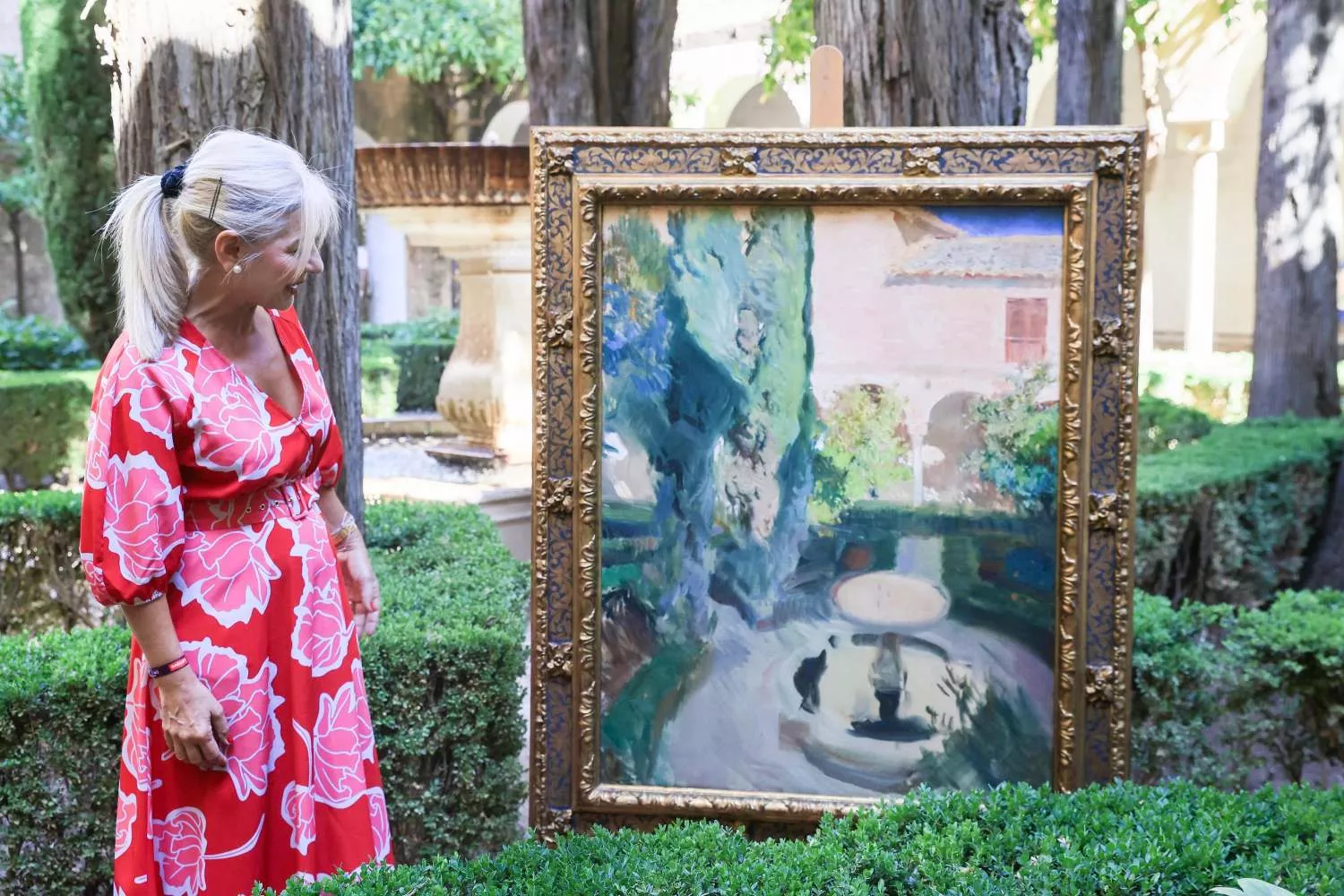 La consejera de Cultura y Deporte, Patricia Del Pozo, junto al óleo 'Jardín de Lindaraja. Alhambra,