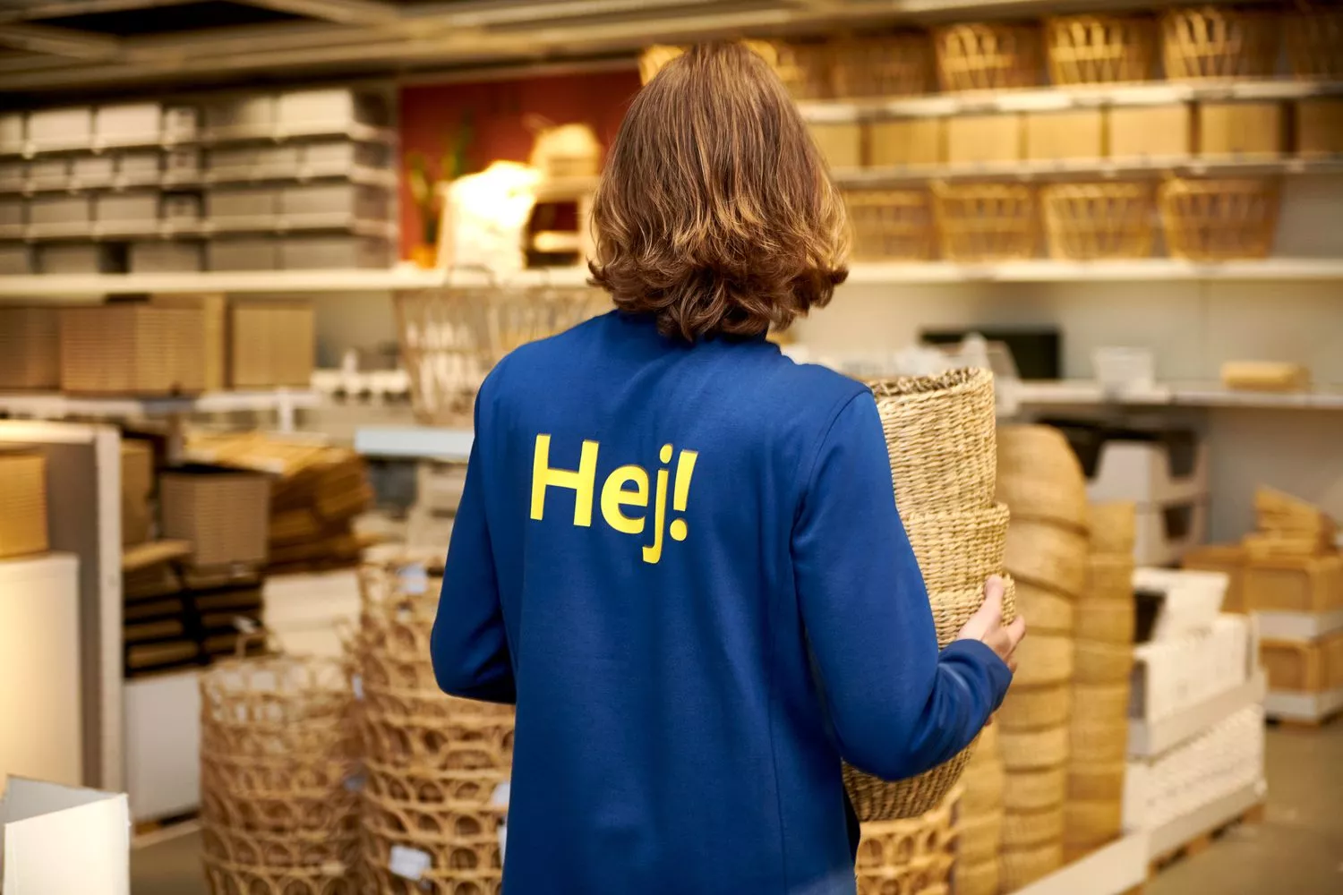 Una trabajadora de Ikea ordena algunos de los artículos de la tienda EP Una trabajadora de Ikea ordena algunos de los artículos de la tienda EP