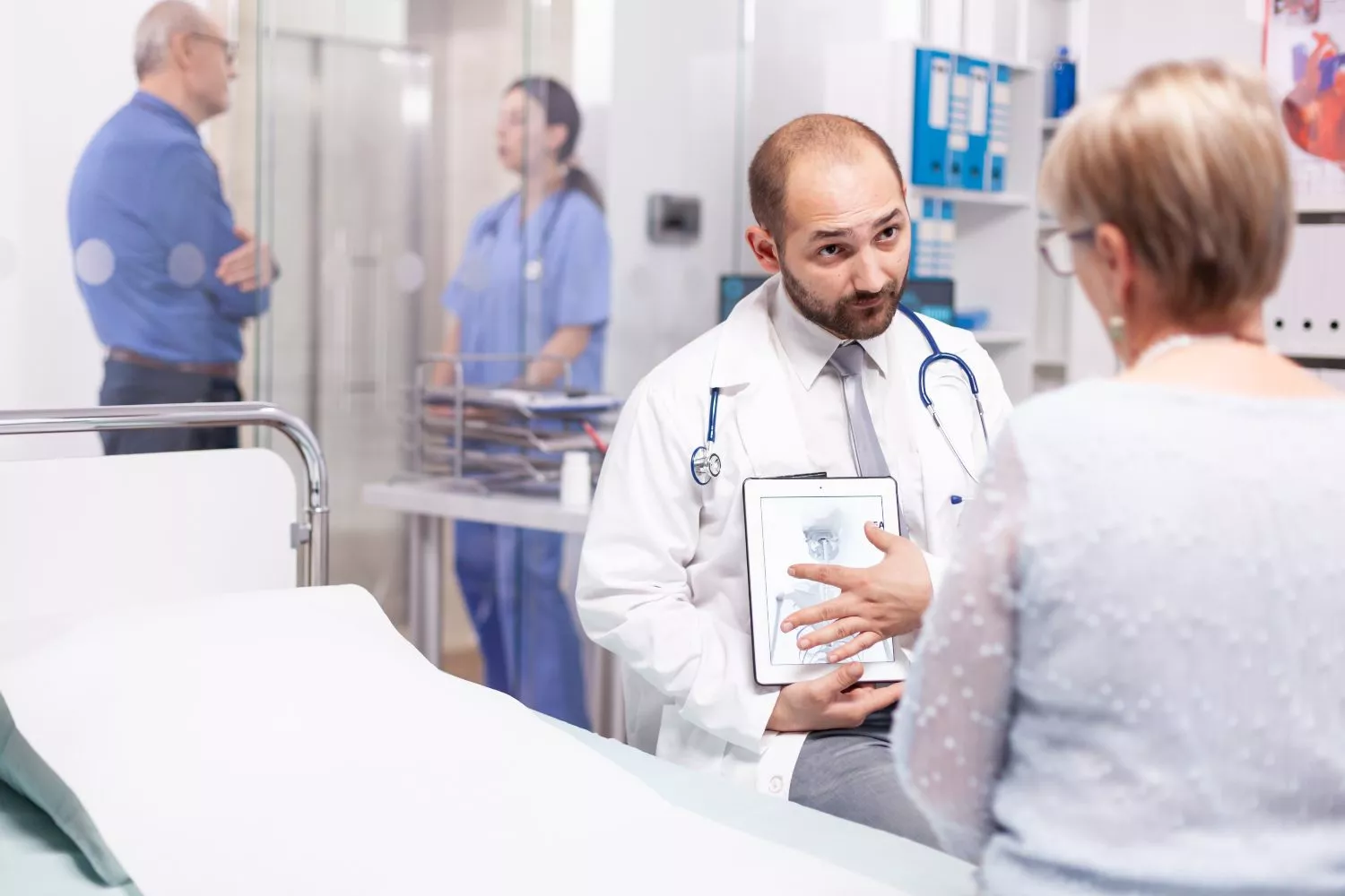 Un médico planea una operación de varices con una paciente / FREEPIK