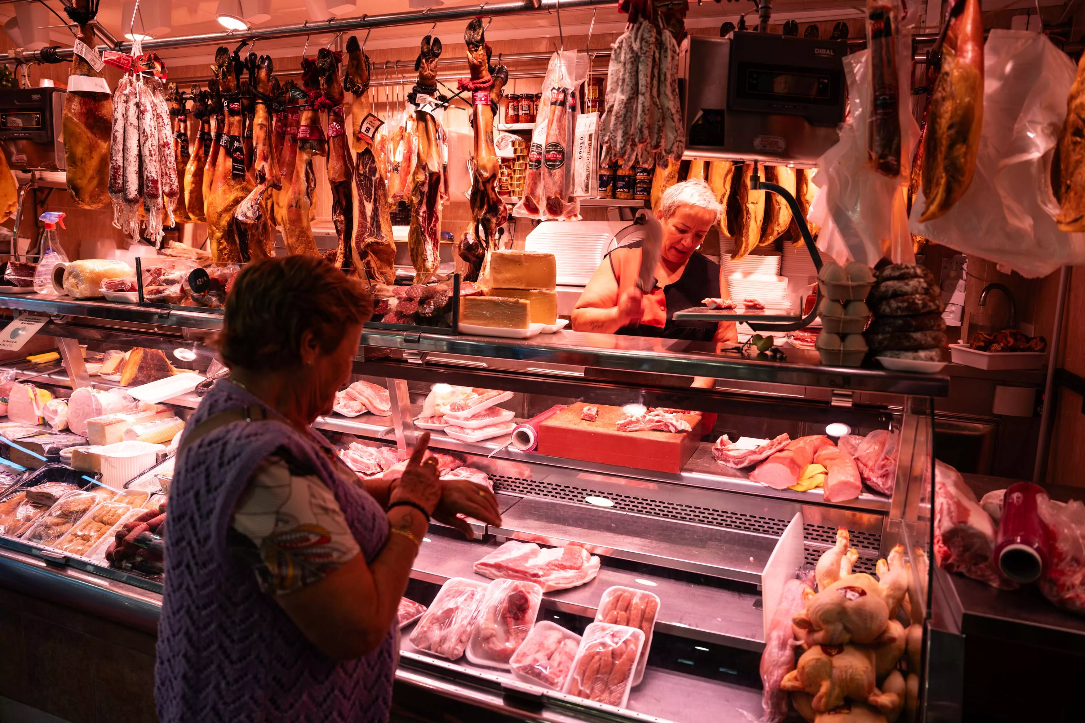 Un persona compra carne en el mercado de Ciutat Meridiana / SIMÓN SÁNCHEZ