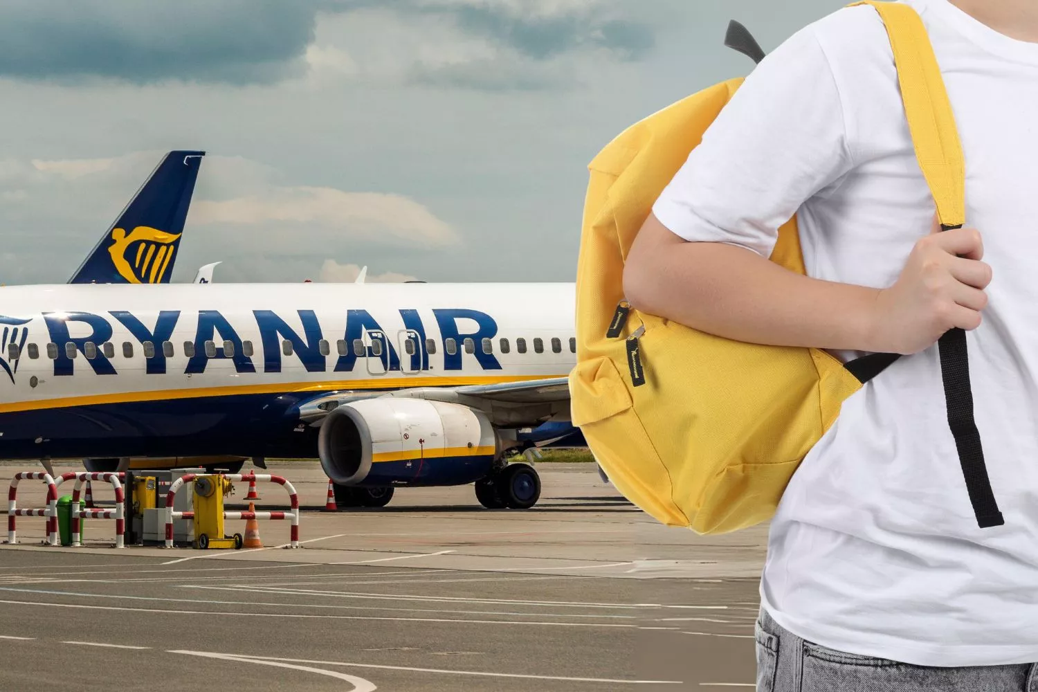 Una persona con una mochila que cumple las medidas para viajar en Ryanair / Montaje CONSUMIDOR GLOBAL Una persona con una mochila que cumple las medidas para viajar en Ryanair / Montaje CONSUMIDOR GLOBAL