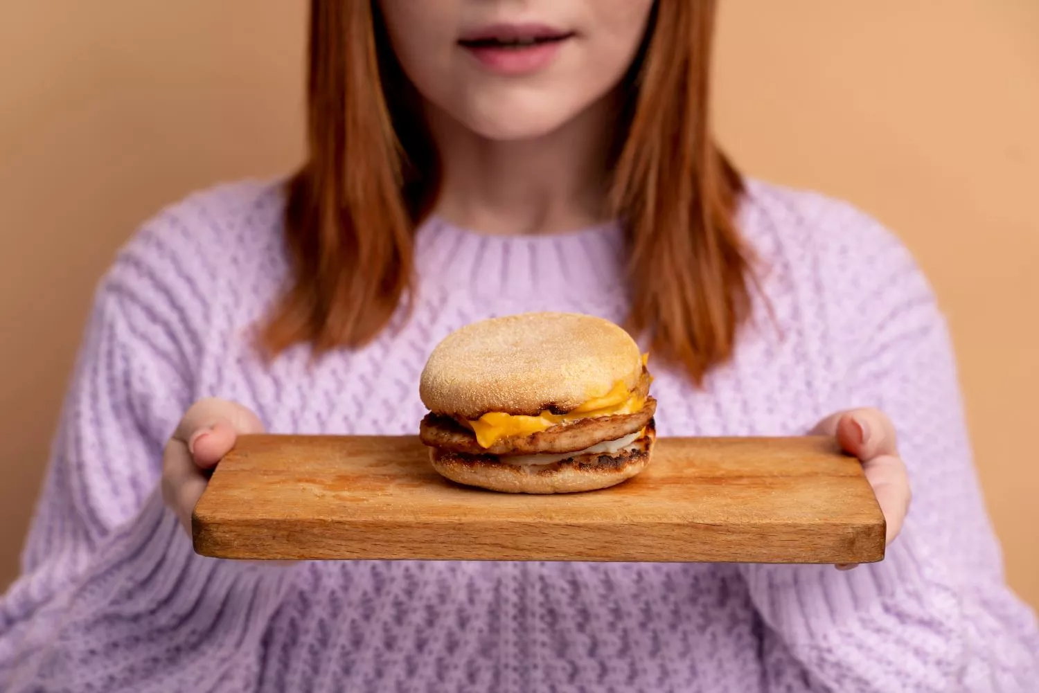Una persona con una hamburguesa / FREEPIK