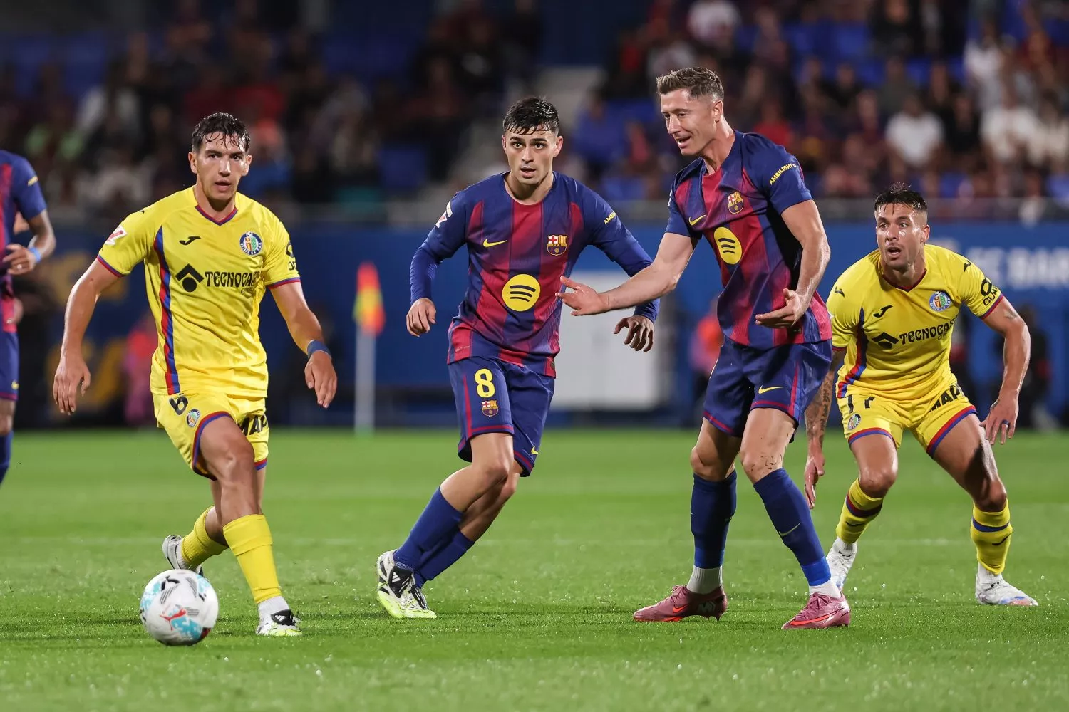 Varios jugadores del Fútbol Club Barcelona junto a otros del Getafe CF   AFP7   EUROPA PRESS