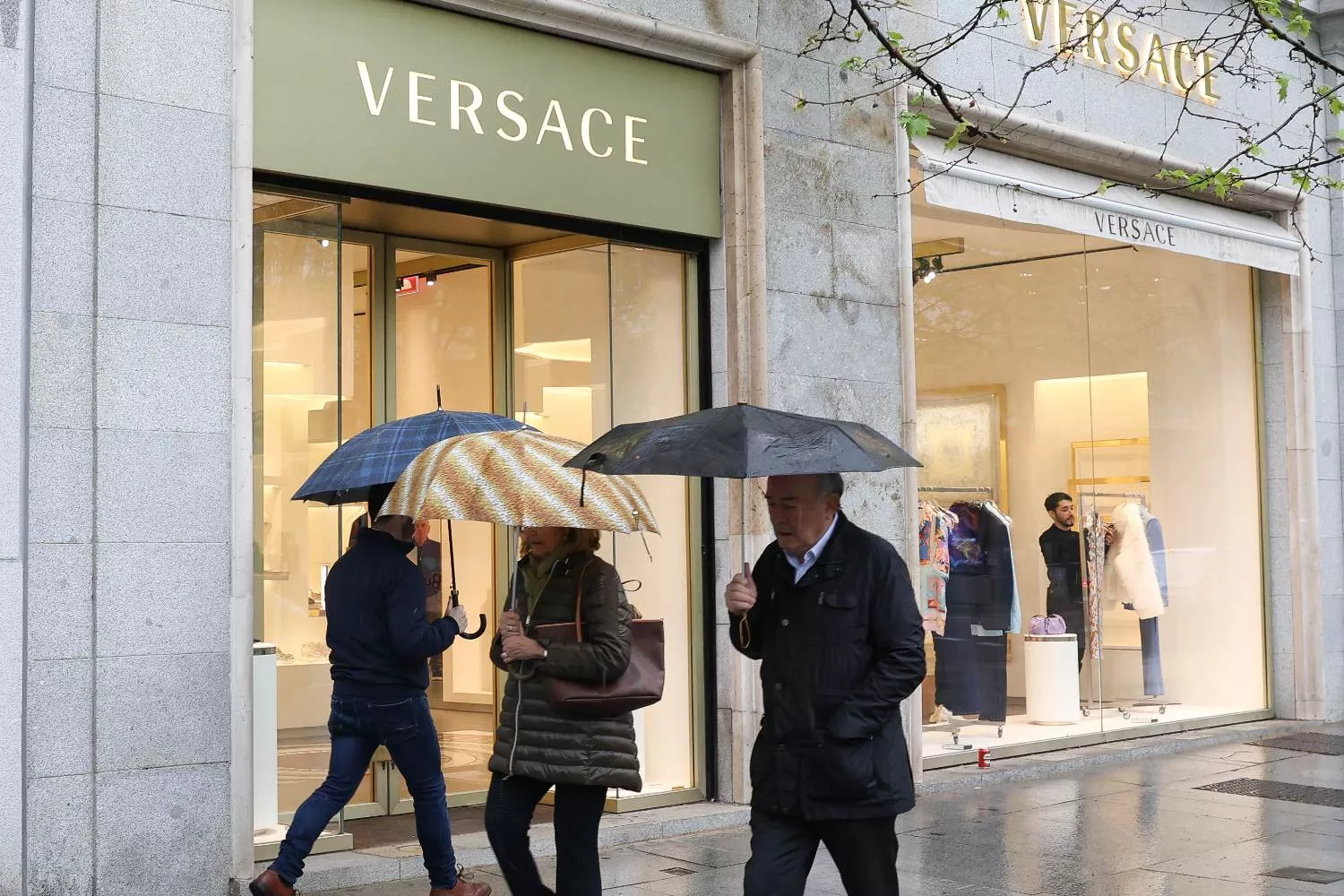 Varias personas frente a la tienda de Versace de la calle Serrano, una de las más lujosas / MARTA FERNÁNDEZ - EUROPA PRESS