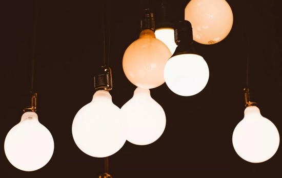 Varias bombillas emiten luz / PEXELS Varias bombillas emiten luz / PEXELS