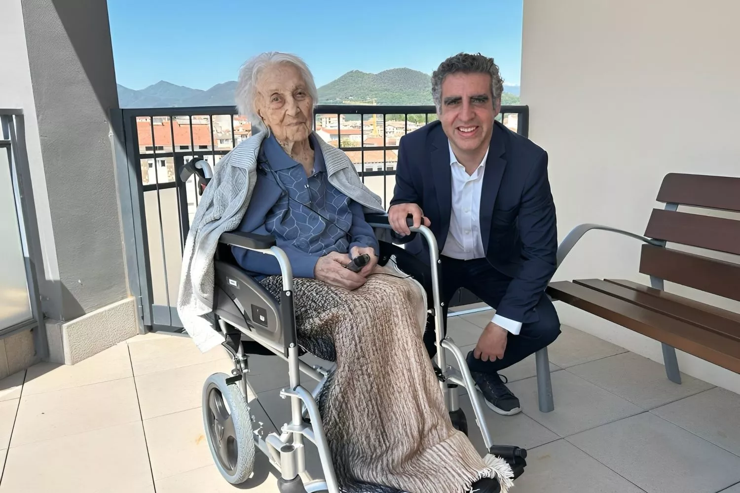 Maria Branyas con Manel Esteller, jefe del grupo de Epigenética del Cáncer del Instituto Josep Carreras / EP