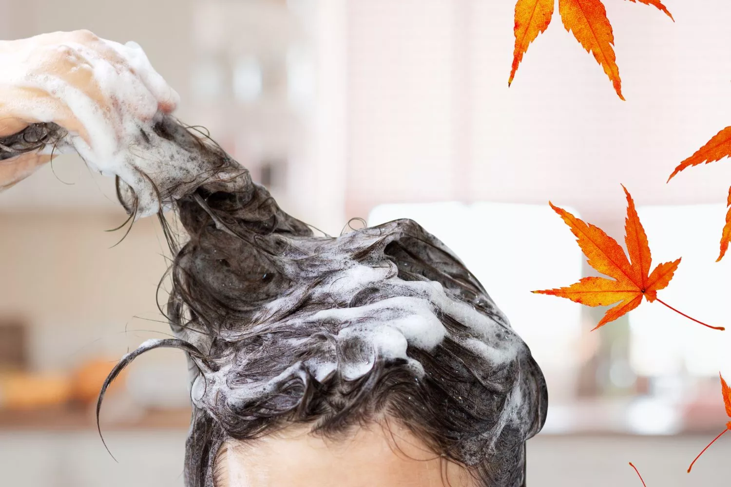 Una persona con caída del cabello en otoño / Montaje Consumidor Global