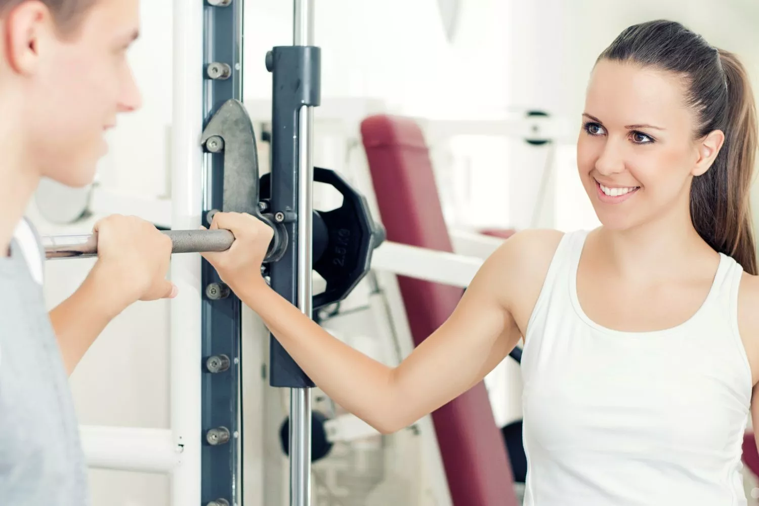 Dos personas buscan el amor en un gimnasio, sin 'apps' ni discotecas / CANVA