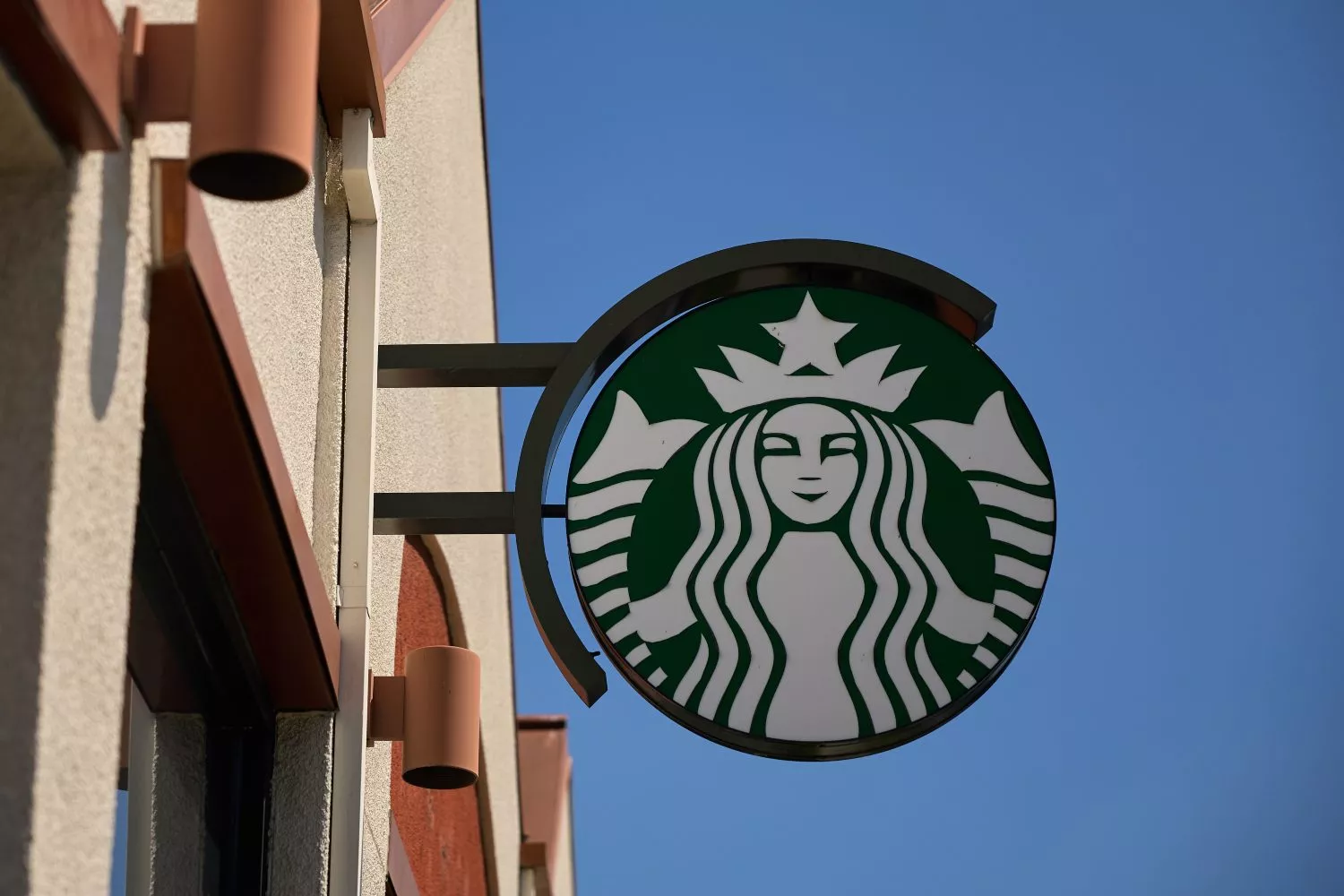 Una tienda con el logotipo de Starbucks / ALLISON DINNER - EFE