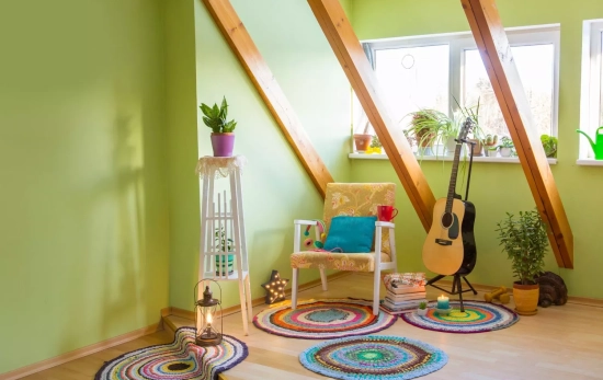 Una sala decorada según el estilo de interiorismo de 'Dopamine core'/CANVA