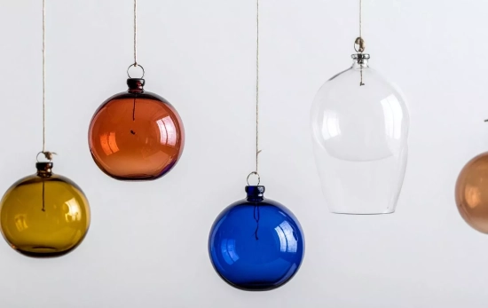 Piezas de vidrio de colores/ CANVA