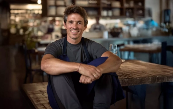 Nino Redruello, socio, cuarta generación y cocinero de Familia La Ancha, en Fismuler de Lisboa Nino Redruello, socio, cuarta generación y cocinero de Familia La Ancha, en Fismuler de Lisboa