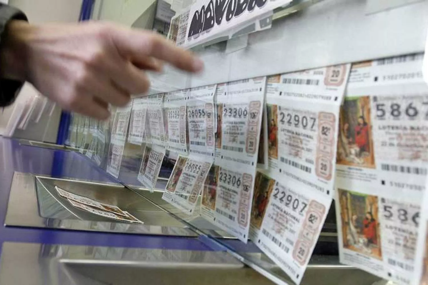 Una persona escoge un décimo de lotería / EUROPA PRESS