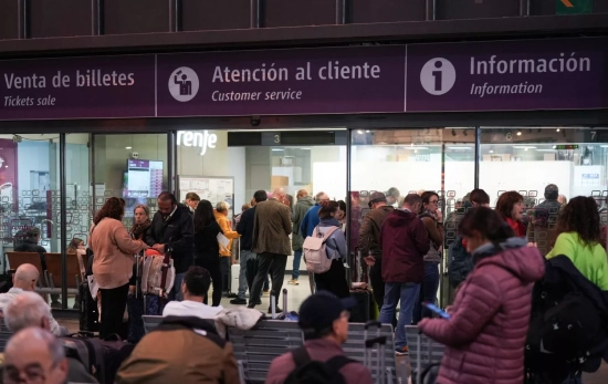 Una cola de pasajeros reclaman en un puesto de información de Renfe / EP Una cola de pasajeros reclaman en un puesto de información de Renfe / EP