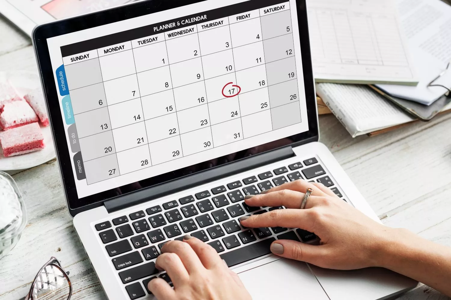 Una persona revisa su calendario en el ordenador FREEPIK Una persona revisa su calendario en el ordenador FREEPIK