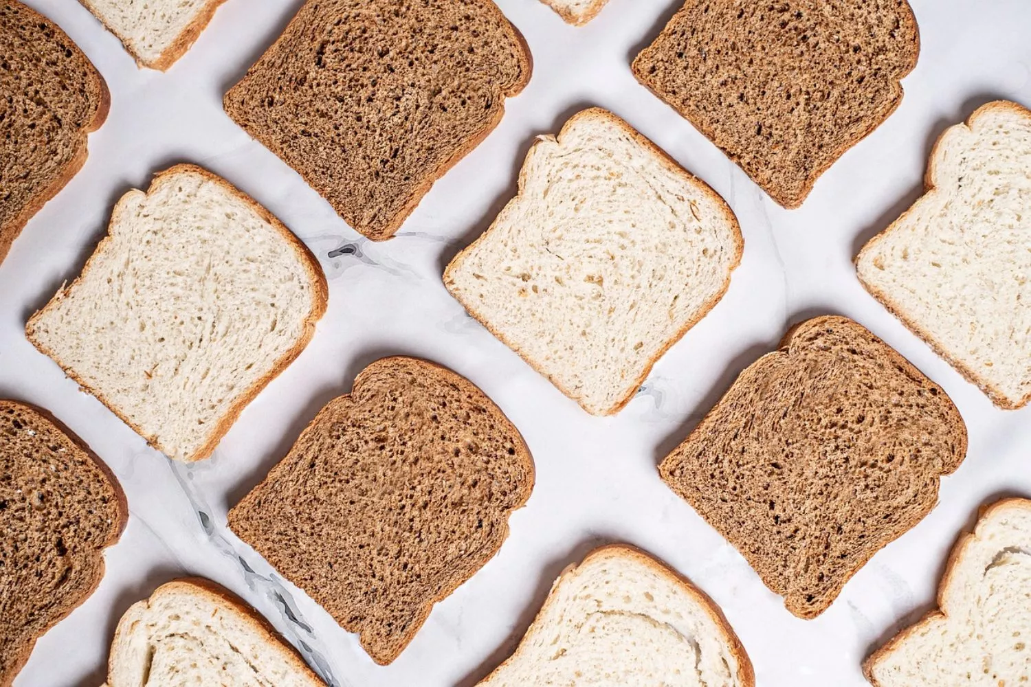 Varias rebanadas de pan blanco y pan integral / PIXABAY
