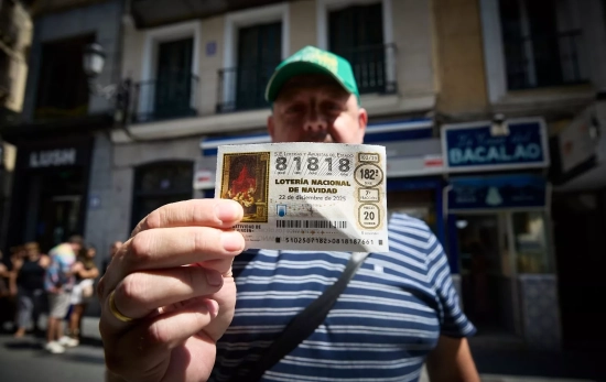 Un comprador con un décimo de Lotería / Un comprador con un décimo de Lotería /