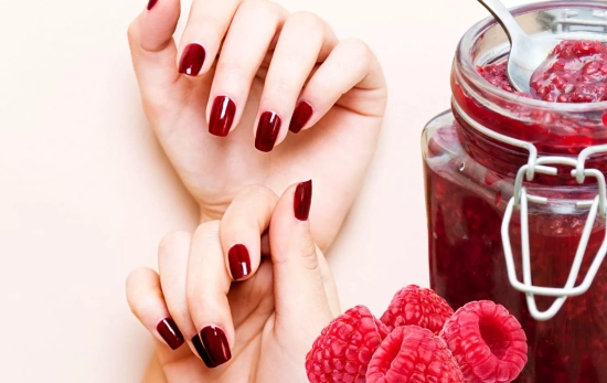 Color de uñas frambuesa: la tendencia de otoño 2025/ Montaje Consumidor Global Color de uñas frambuesa: la tendencia de otoño 2025/ Montaje Consumidor Global