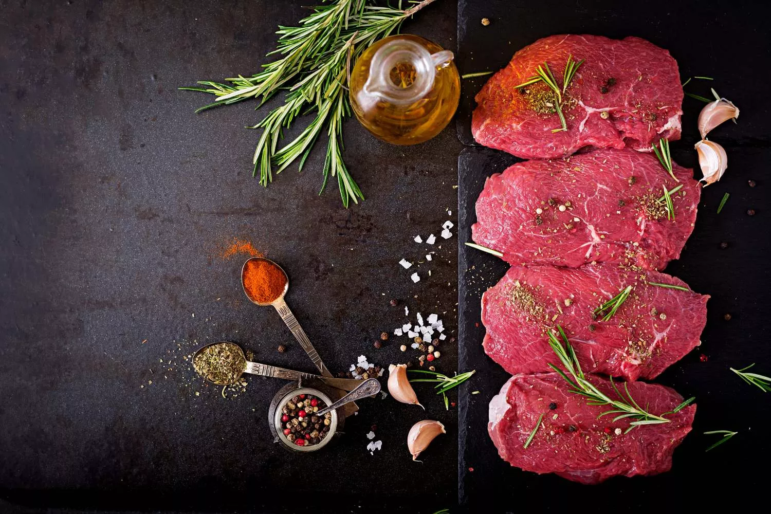 Varios filetes de ternera, una de las carnes que más se ha encarecido / FREEPIK