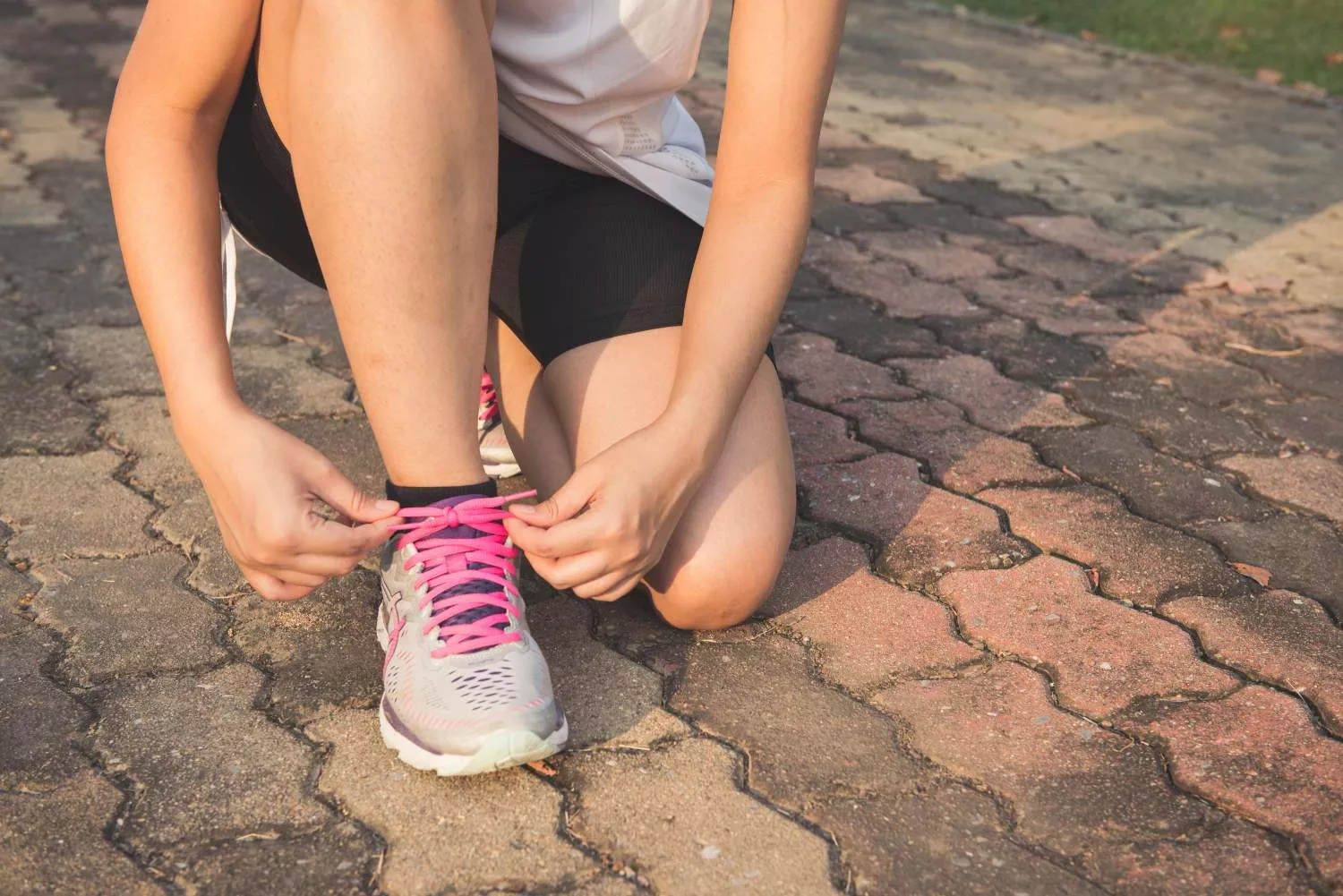 Una persona se dispone a correr con unas zapatillas / PEXELS