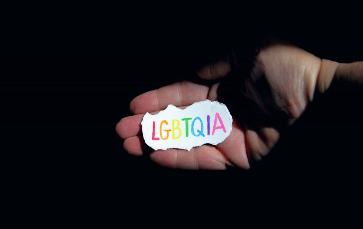 Unas manos con las siglas LGBTQIA / PEXELS