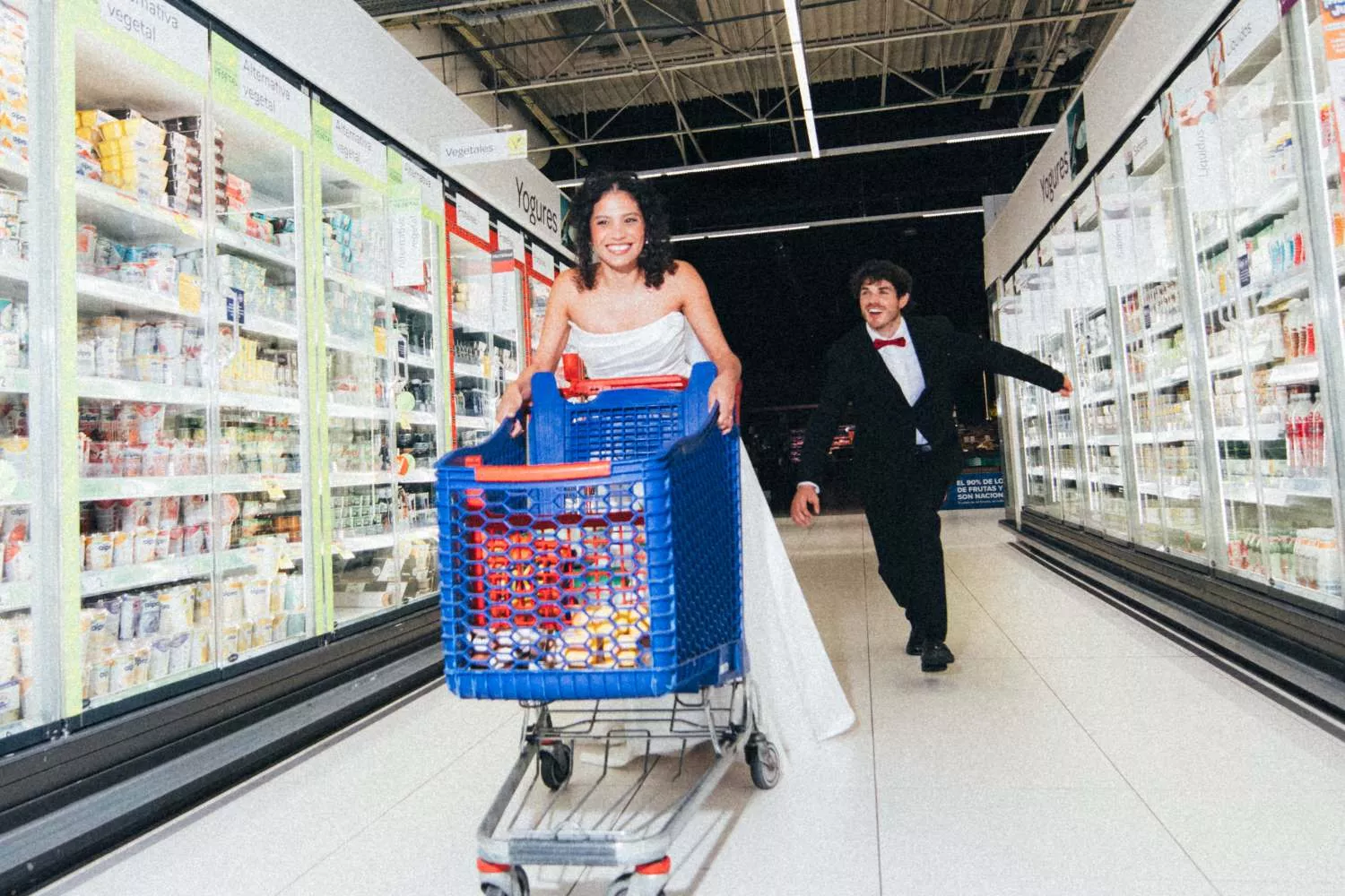 Dos novios en los pasillos de un supermercado / CARREFOUR