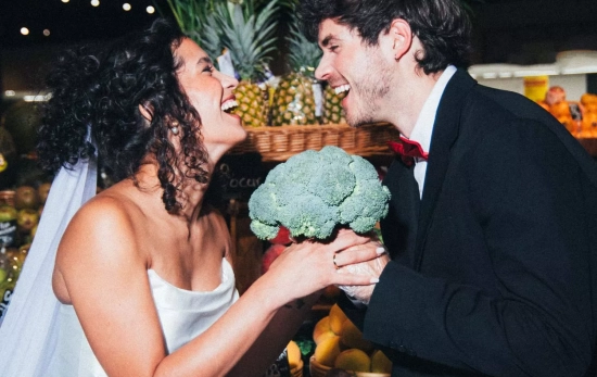 Dos novios en un supermercado / CARREFOUR Dos novios en un supermercado / CARREFOUR