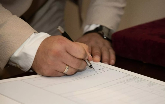 Una persona firma un documento / PEXELS Una persona firma un documento / PEXELS