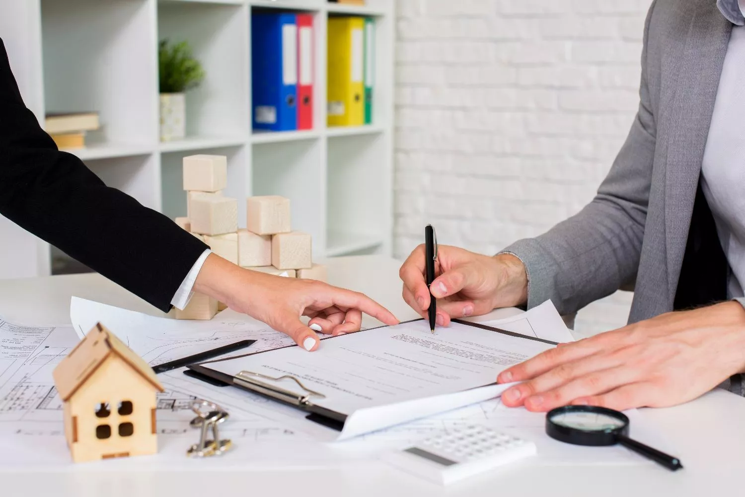 Una persona firma unos documentos para tramitar la donación de una vivienda / FREEPIK -  jcomp