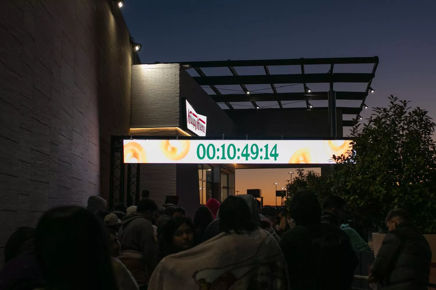 Cientos de personas hacen cola para probar los donuts de Krispy Kreme Krispy Kreme Cientos de personas hacen cola para probar los donuts de Krispy Kreme Krispy Kreme