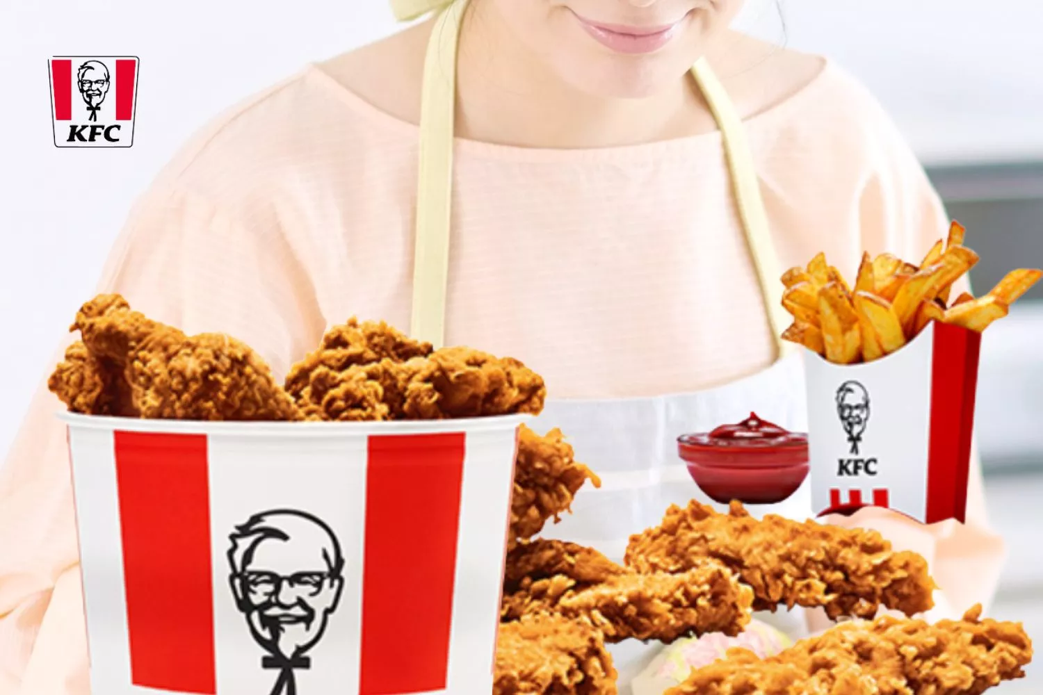 Una persona haciendo la receta de pollo estilo KFC en casa / Montaje CONSUMIDOR GLOBAL