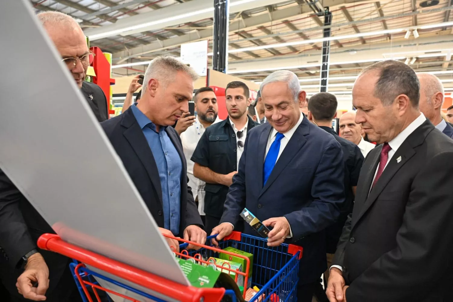 Benjamín Netanyahu, primer ministro de Israel, en un supermercado de Carrefour / X