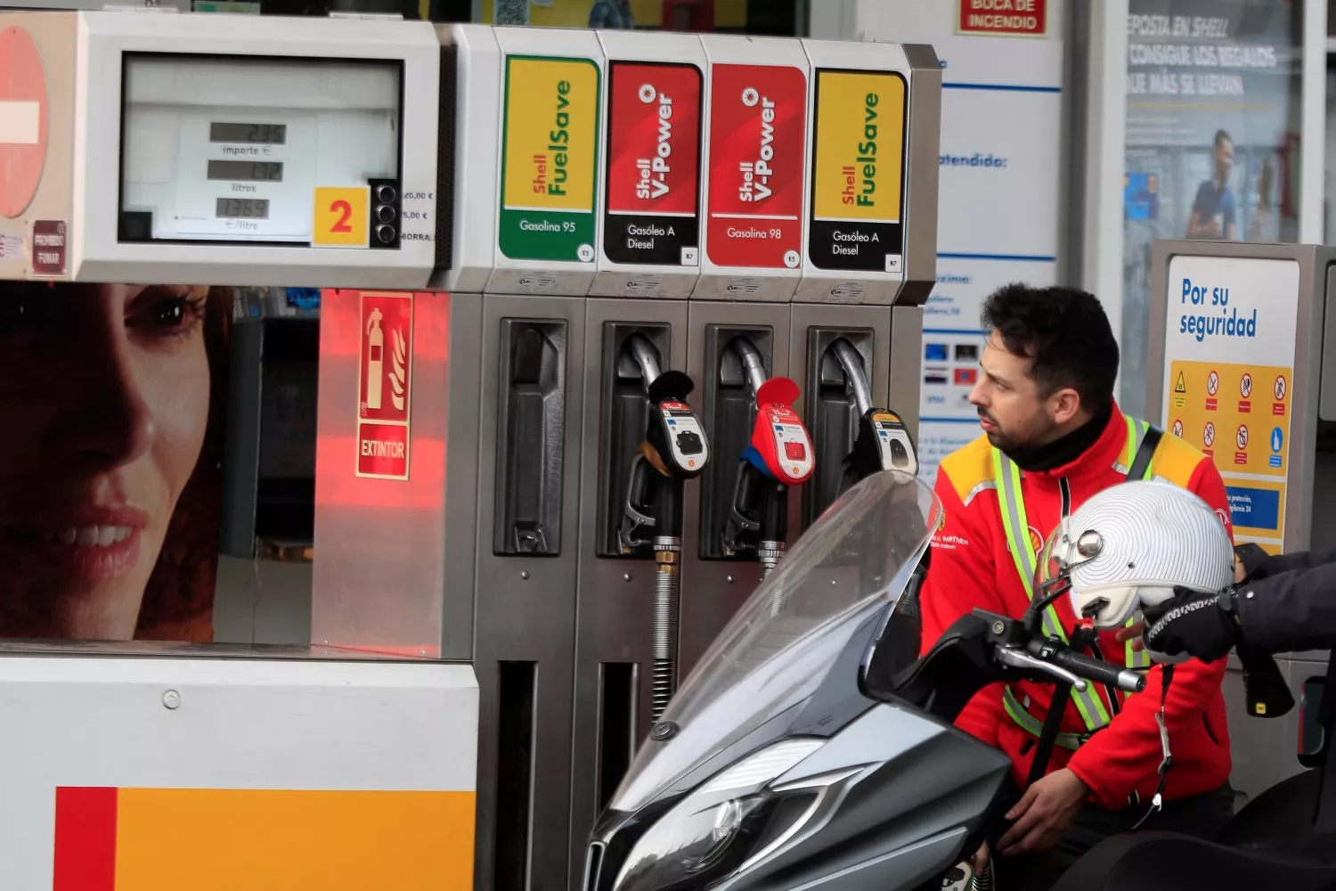 Un trabajador dispensa gasolina de un surtidor en Madrid / Fernando Alvarado - EFE