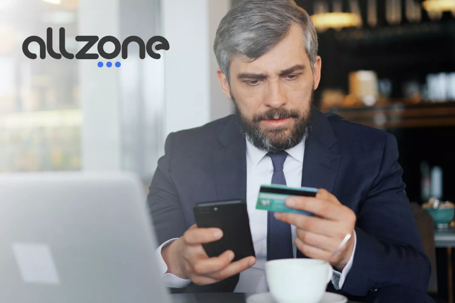 Un cliente de Allzone mira su tarjeta / FOTOMONTAJE CG Un cliente de Allzone mira su tarjeta / FOTOMONTAJE CG