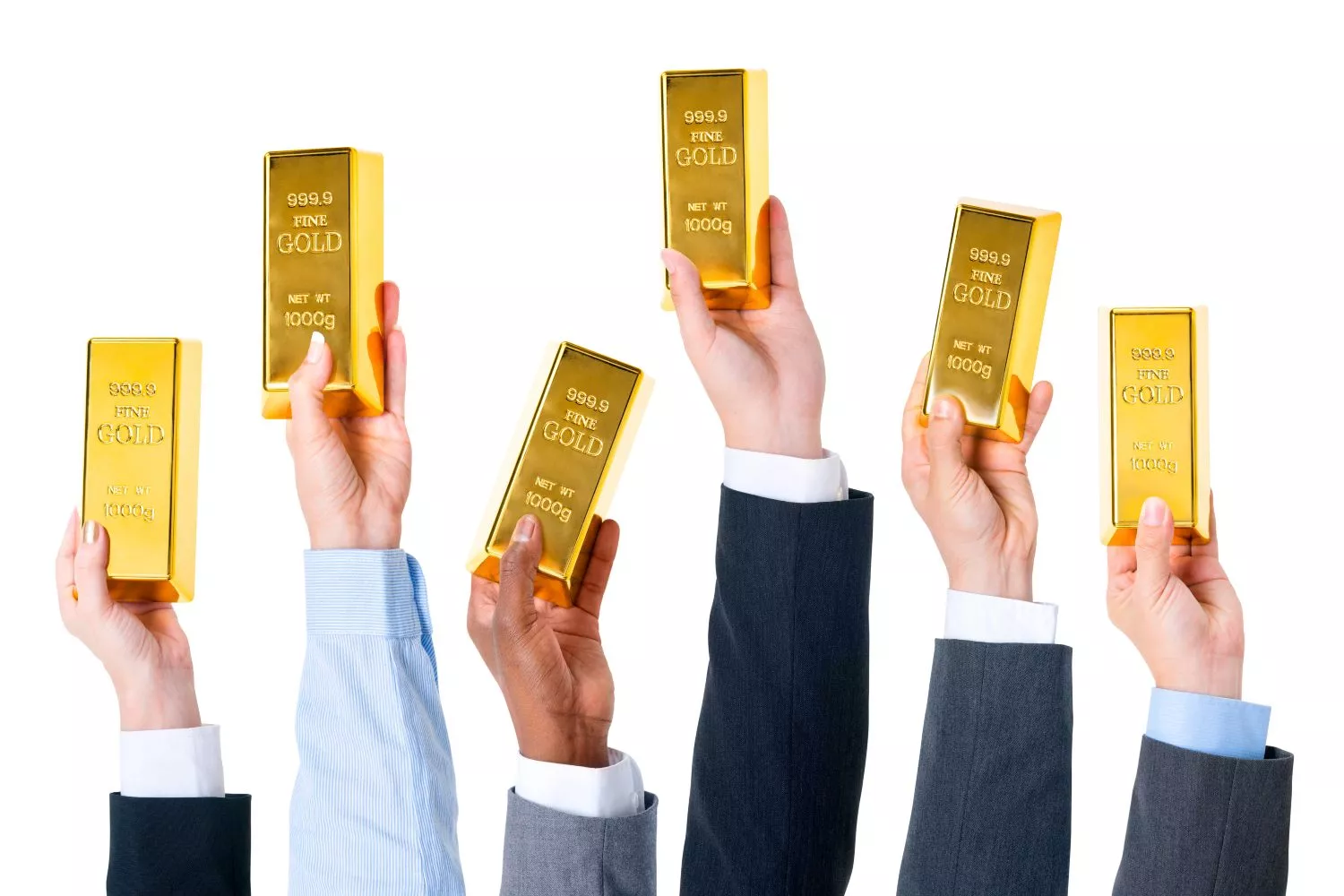 Varias personas sostienen lingotes de oro, cuyo precio ha alcanzado un nuevo máximo histórico / FREEPIK Varias personas sostienen lingotes de oro, cuyo precio ha alcanzado un nuevo máximo histórico / FREEPIK