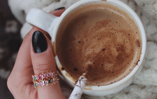 Un chocolate caliente recién hecho/ CANVA Un chocolate caliente recién hecho/ CANVA