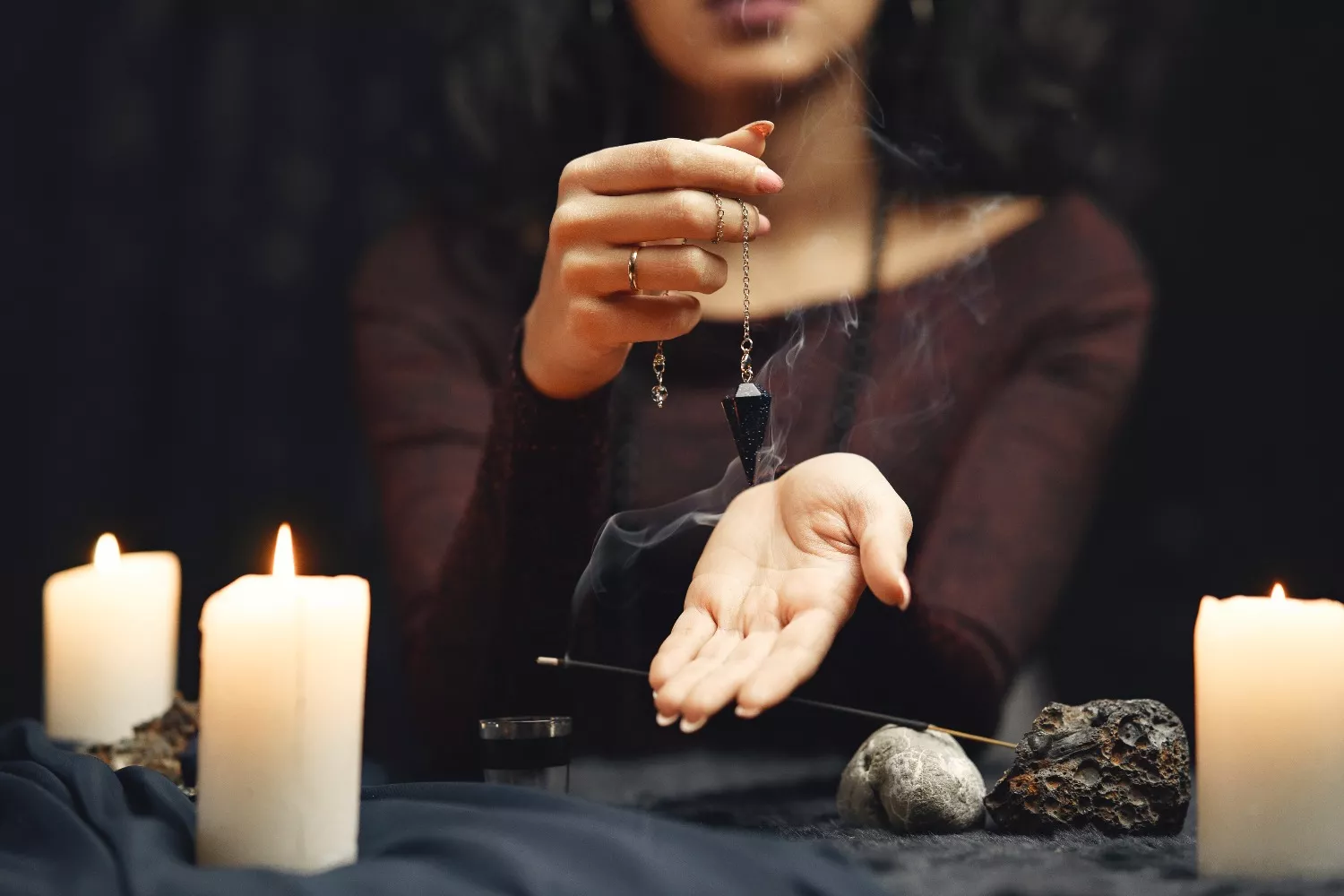 Una experta en esoterismo y santería / FREEPIK - prostooleh