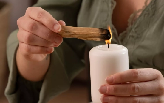 Una persona quema palo santo / FREEPIK Una persona quema palo santo / FREEPIK