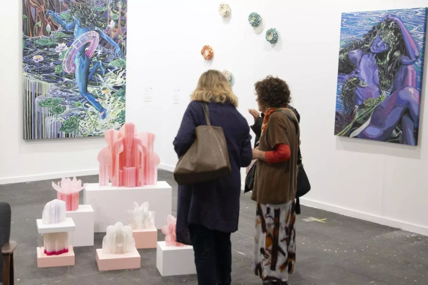 Dos personas en Estampa, la exposición de arte moderno de Madrid / IFEMA
