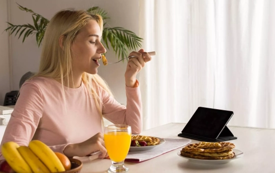 Una persona almuerza / FREEPIK Una persona almuerza / FREEPIK