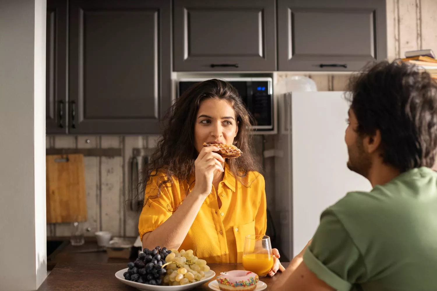 Dos personas que practican el ayuno intermitente / FREEPIK