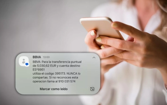 Tipo de mensaje para estafarte la cuenta del banco/ Montaje Consumidor Global Tipo de mensaje para estafarte la cuenta del banco/ Montaje Consumidor Global
