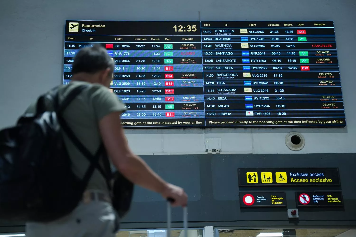 Pantalla informativa en el Aeropuerto de San Pablo  / EUROPA PRESS - MARIA
