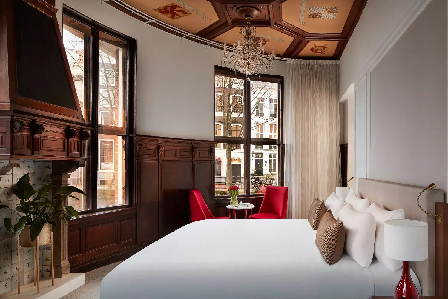 Una habitación del hotel que alojó una importante obra de arte / TIVOLI DOELEN AMSTERDAM Una habitación del hotel que alojó una importante obra de arte / TIVOLI DOELEN AMSTERDAM