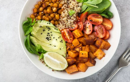 Un plato variado con boniato de guarnición/ CANVA Un plato variado con boniato de guarnición/ CANVA