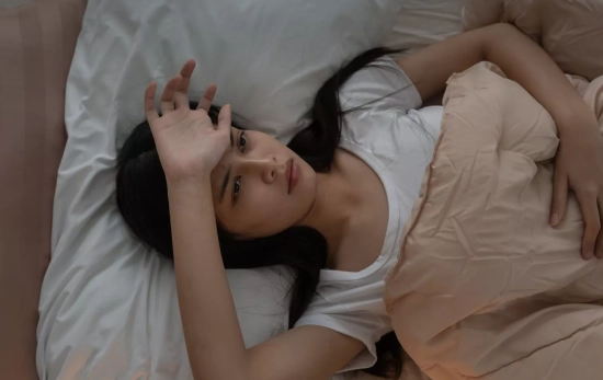Muchas personas creen que la solución a la migraña es meterse en la cama con luz tenue/ CANVA Muchas personas creen que la solución a la migraña es meterse en la cama con luz tenue/ CANVA