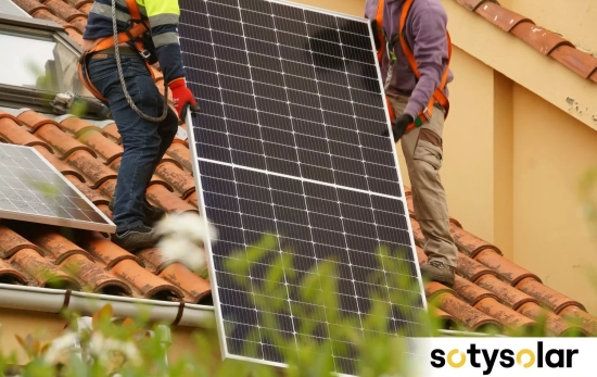 Unos operarios de SotySolar reforman la instalación CEDIDA Unos operarios de SotySolar reforman la instalación CEDIDA